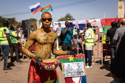 Manifestación contra la presencia francesa y a favor de Rusia en la que se ondearon banderas rusas y fotos de Putin, el pasado viernes en Uagadugú, capital de Burkina Faso.