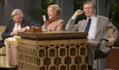 Dylan Baker como Johnny Carson en 'Morir de pie'.