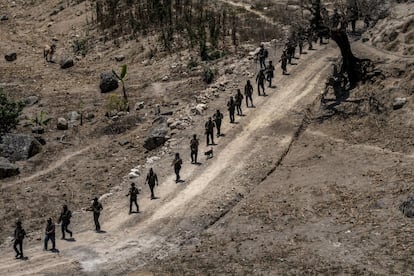 La columna de hombres y niños armados, desde lo alto de la montaña.