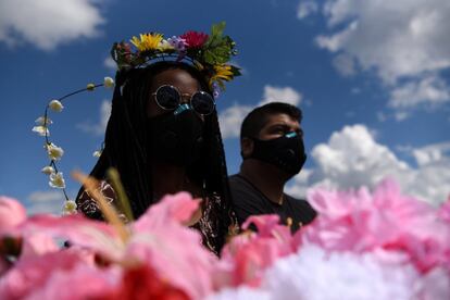 Dos personas durante una protesta pacífica contra la desigualdad racial, tras la muerte de George Floyd estando bajo custodia policial, en Pasadena (Estados Unidos).