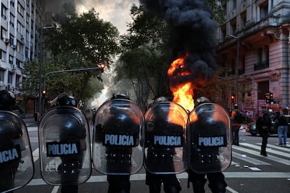 La policía local monta una guardia sobre una de las calles aledañas al Congreso. 