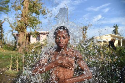 Un joven se ducha con el agua de una fuente en Houk, una zona rural de Los Cayos (Haití).