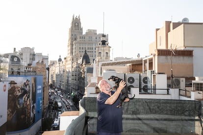 Antonio Muñoz, portero de una de las fincas, en la terraza donde tiene su piso desde hace 22 años.