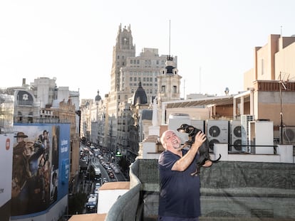 Antonio Muñoz, portero de una de las fincas, en la terraza donde tiene su piso desde hace 22 años.