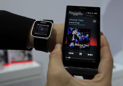 El Sony SmartWatch se conecta al móvil Sony sin hilos.