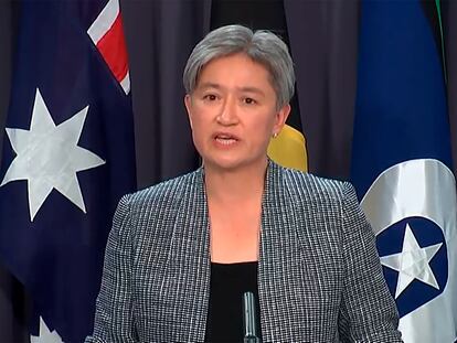 La ministra australiana de Exteriores, Penny Wong, en la rueda de prensa de anuncio de la retirada del reconocimiento de Jerusalén oeste como capital de Israel, este martes en Canberra.