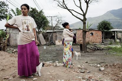 Unas vecinas posan para una fotografía en la favela Dilma Rousseff. El Programa de Naciones Unidas para el Desarrollo (PNUD) aboga por trabajar más con comunidades locales para que se sientan más partícipes de la celebración del torneo y evitar problemas de inseguridad.