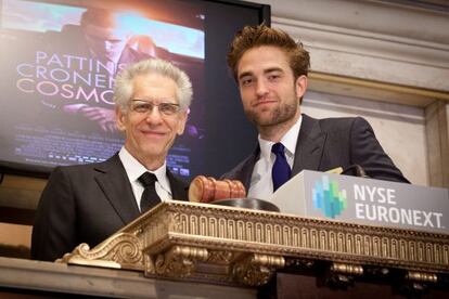 El actor Robert Pattinson y el director David Cronenberg en Wall Street