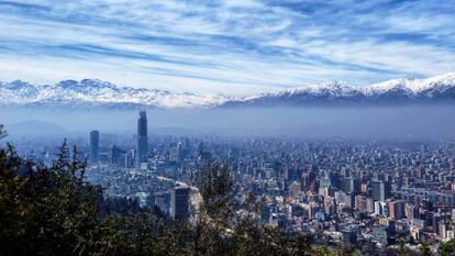 Vista desde la altura de la capital, Santiago de Chile, a los pies de la cordillera de Los Andes.