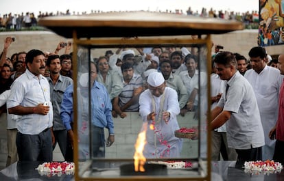 Hazare realiza un homenaje a Ghandi en el monumento de Rajghat, que contiene las cenizas del héroe de la independencia India. El activista ha colocado una guirlanda sobre el memorial, el mismo gesto que suelen realizar los mandatarios extranjeros en visita oficial al país.