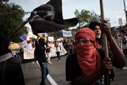 Manifestantes bloquean una calle durante la protesta contra la antorcha olímpica, en Niteroi, Brasil, el 2 de agosto.