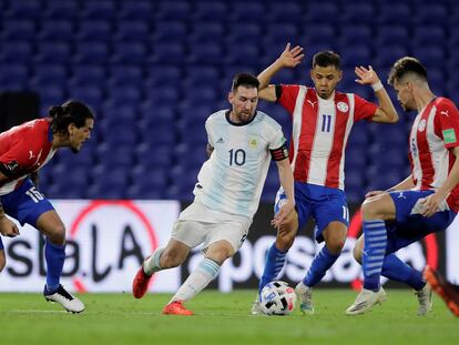 Lionel Messi conduce el balón en el partido de Argentina frente a Paraguay, en Buenos Aires.