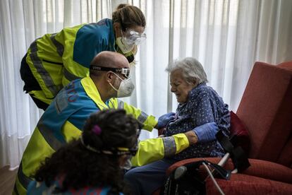 Personal sanitario atiende a la paciente Rosa en su vivienda de Madrid. 