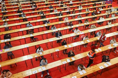 Opositores durante un examen, el pasado mes en Silleda (Pontevedra).