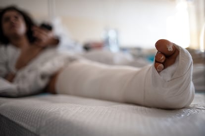 Una refugiada hospitalizada después de haber saltado la valla y haberse roto la pierna, en diciembre de 2022. A. (yemení de 25 años) intentó cruzar la frontera con su hermano y un amigo. Ella se resbaló desde la valla y sufrió una fractura. Su hermano intentó llevarla en su espalda, pero no lo consiguió durante mucho tiempo. Fueron detenidos y A. fue ingresada. Desconoce qué paso con sus parientes. Asegura que las autoridades se negaron a proporcionar información alguna, alegando la protección de datos. En el hospital, A. tuvo que someterse a una operación debido al estado en que se encontraba su pierna. Necesitó una transfusión y, según los médicos, no recuperará la movilidad completa. La joven cuenta que quería llegar a Noruega, donde vive su marido.