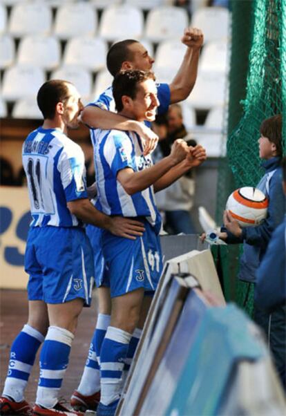 El centrocampista del Deportivo, Iago, celebra con el público el segundo gol de su equipo.