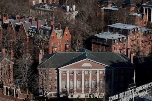Trump amenaza a Harvard con revocar su estatus libre de impuestos tras el plante de la universidad ante sus demandas