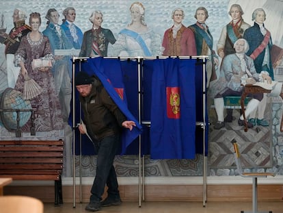 Un hombre sale de un puesto de votación en un colegio de San Petersburgo, este sábado.
