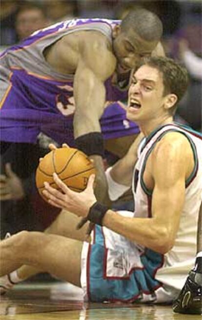 Pau Gasol atrapa un rebote frente a Amare Stoudemire.