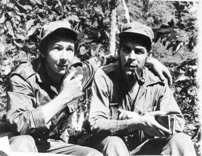Raúl Castro, a la izquierda, fuma junto a Ernesto Guevara en la montaña Sierra Cristal en el este de Cuba, en abril de 1958.
