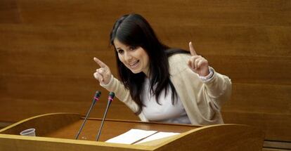 Esther López, diputada de Esquerra Unida, durante el debate de presupuestos en las Cortes.