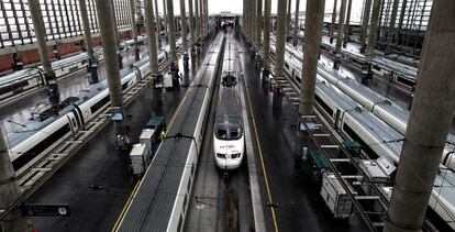 Trenes AVE en la estación de Atocha de Madrid