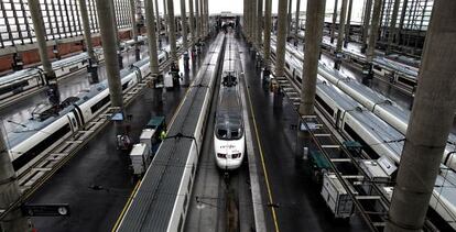 Trenes AVE en la estaci&oacute;n de Atocha de Madrid