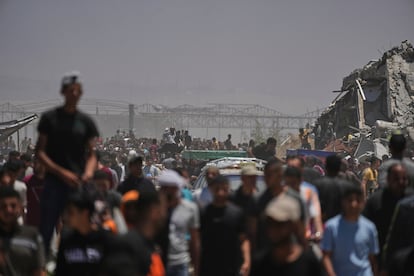Cientos de palestinos llegan para recibir ayuda humanitaria distribuida por la Fundación Humanitaria para Gaza, en Jan Yunis. 