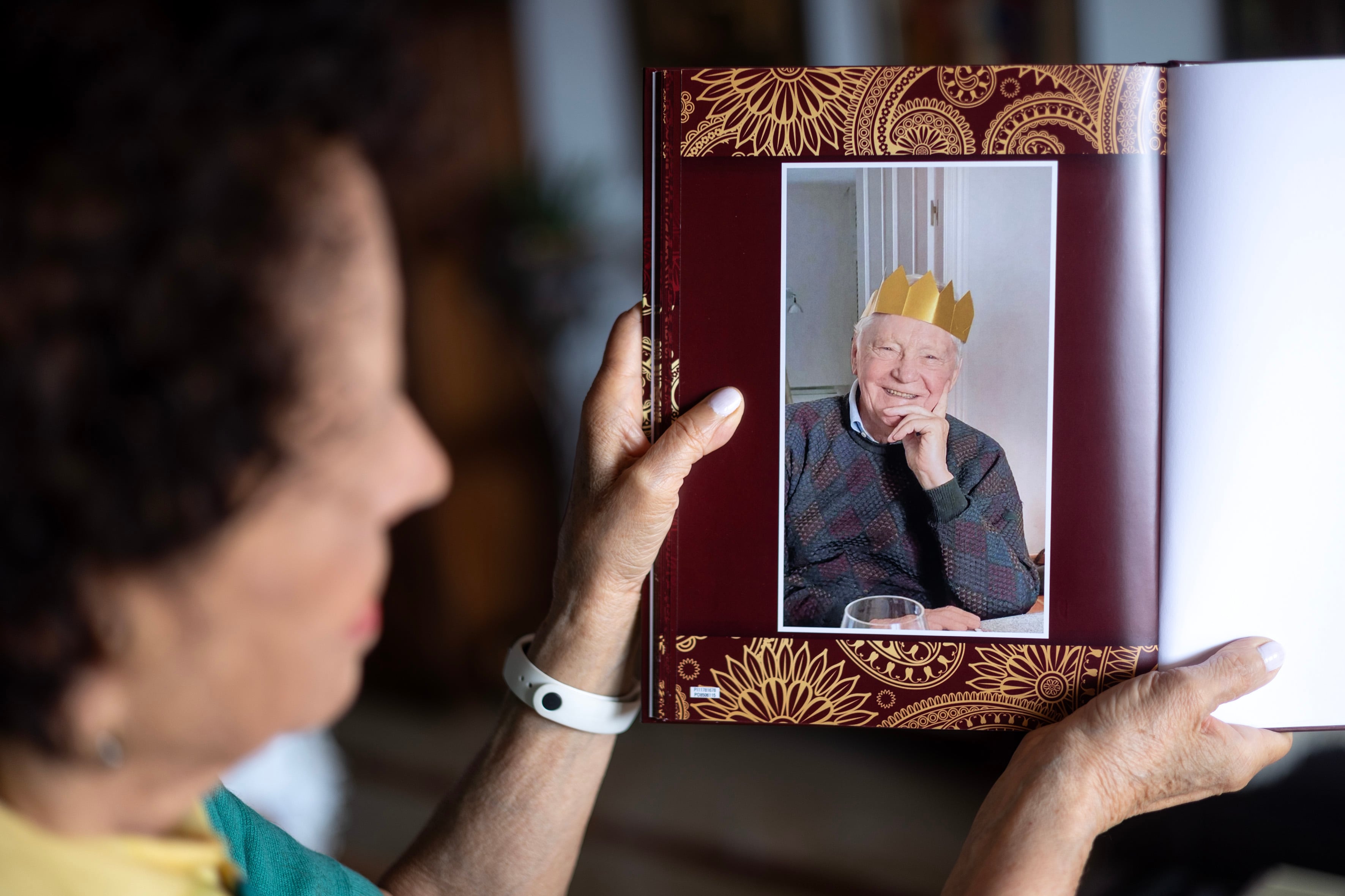 Marité Mehr sujeta un retrato de su marido, Josef, en su casa de Málaga.