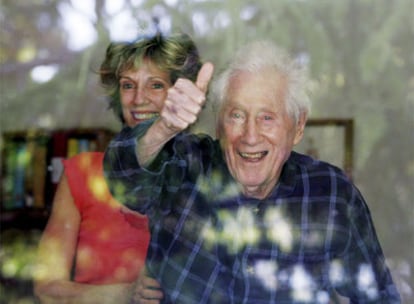 Mark Felt saluda, acompañado de su hija, en su residencia de Santa Rosa, en mayo de 2005.
