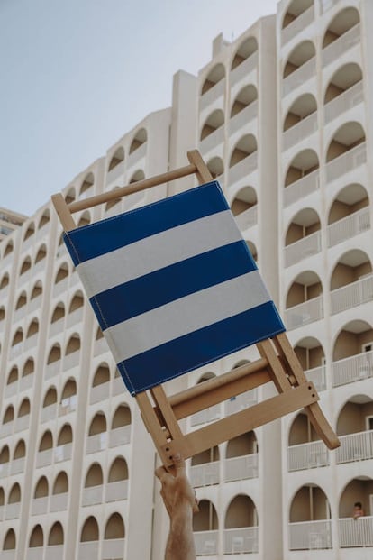 Pensar en poner a punto la terraza o simplemente planear una escapada a la playa ser la mejor terapia para sobrellevar los meses de fro. La fbrica de muebles AOO que regentan Oriol Villar y Marc Morro en Barcelona se ha propuesto que so?emos con las prximas vacaciones mientras nos sentamos en su tumbona Pepitu. Una reinterpretacin de la silla plegable de siempre pero ms robusta y cmoda. La capa de barniz sobre su estructura de haya aumenta la resistencia a la intemperie. Precio: 355 euros en lacapell.com y bajo peticin en aoobarcelona.com.