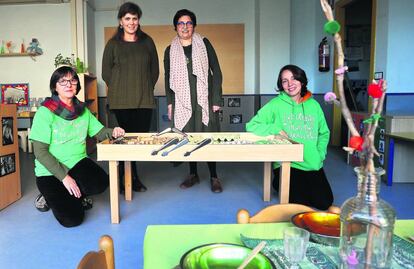 Esther Atienza, Blanca Azanza, Pilar Garc&iacute;a y Ana Gal&aacute;n, en la escuela Las Nubes.