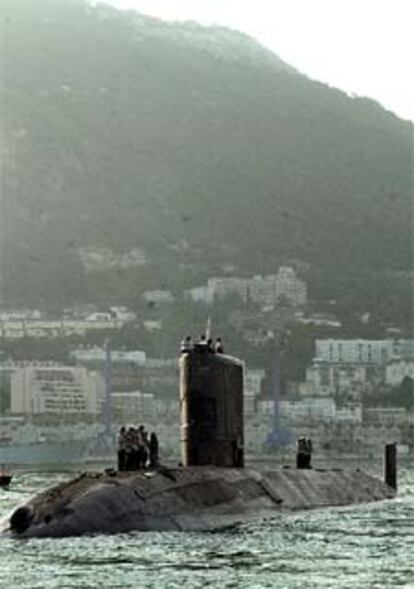 El <i>Tireless</i> saliendo del puerto de Gibraltar el 7 de mayo de 2001.