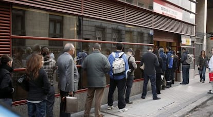 Cola en el exterior de la oficina del INEM en Madrid.