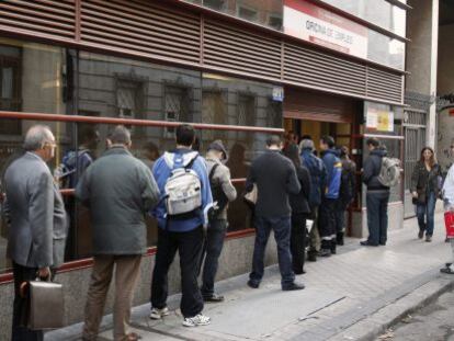 Cola en el exterior de la oficina del INEM en Madrid.