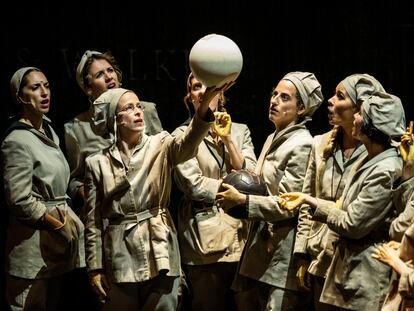 Una escena de 'Ladies Football Club', obra de Stefano Massini dirigida por Sergio Peris-Mencheta.