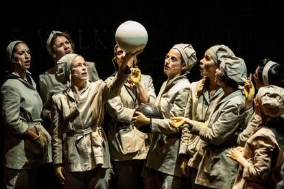 Una escena de 'Ladies Football Club', obra de Stefano Massini dirigida por Sergio Peris-Mencheta.