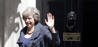 La secretaria de Interior y futura primera ministra, Theresa May, sale ayer del n&uacute;mero 10 de Downing Street.