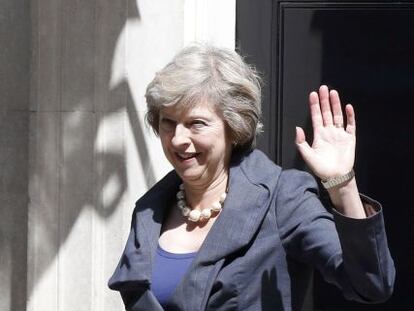 La secretaria de Interior y futura primera ministra, Theresa May, sale ayer del n&uacute;mero 10 de Downing Street.