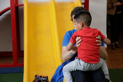 Un niño en una residencia de acogida, en Chile, en septiembre de 2021.