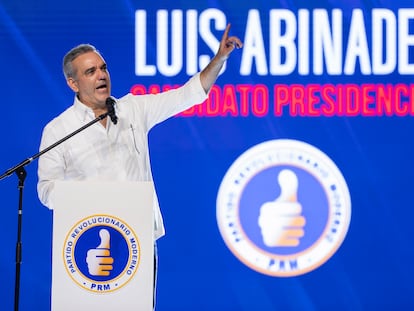 El presidente y candidato a la reelección Luis Abinader habla en un evento de su campaña electoral, en Santo Domingo, el 11 de mayo.