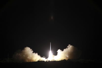 Imagen facilitada por el Ministerio de Defensa de Israel del lanzamiento del nuevo satélite espía 'Ofek 10' ('Horizonte 10'), la herramienta más sofisticada con la que cuenta para vigilar las potenciales amenazas de la región y, sobre todo, las que procedan de Irán