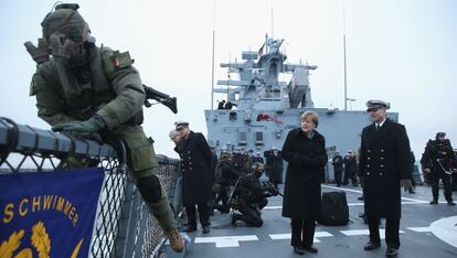 La canciller alemana, Angela Merkel, visita el pasado martes la fragata Braunschweig en Kiel, Alemania.