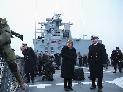 La canciller alemana, Angela Merkel, visita el pasado martes la fragata Braunschweig en Kiel, Alemania.