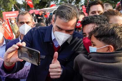  Pedro Sánchez se hace un selfiedurante el acto en Entrevías.