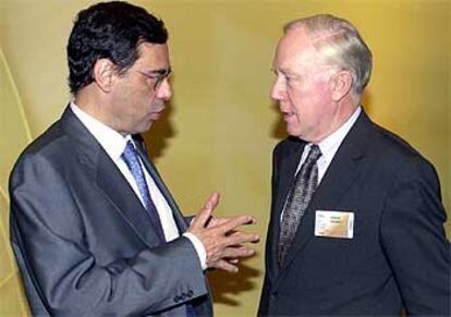 Jaime Caruana, ayer, con el director general del Banco Internacional de Desarrollo, Andrew Crocket.