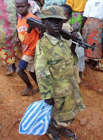 Un niño soldado de la Unión Congoleña de Patriotas en 2003.
