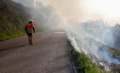 Un bombero observa la columna de humo del incendio de Monte Naranco en Oviedo, el jueves.
