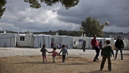 Unos niños sirios juegan al fútbol en el campo de refugiados de Ritsona, en Grecia, el 21 de enero de 2021.