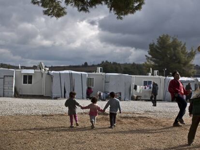 Unos niños sirios juegan al fútbol en el campo de refugiados de Ritsona, en Grecia, el 21 de enero de 2021.